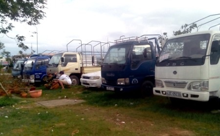 Không chỉ xe con mà
xe tải cũng xếp hàng rao bán trên vỉa hè đường Nguyễn Hữu Thọ, Đà Nẵng