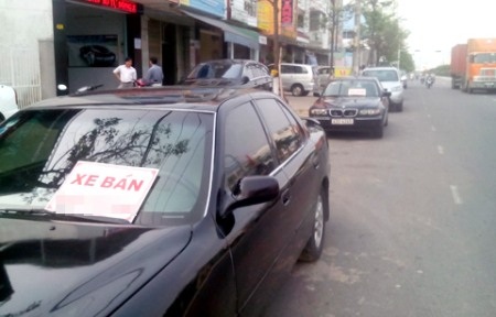 Ô tô treo bảng bán nằm
đầu dưới lòng đường tại TP. Đà Nẵng nhưng chẳng mấy người mua.