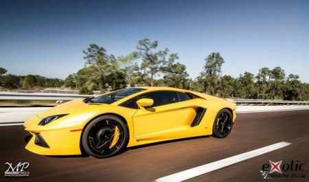 Lamborghini Aventador
màu vàng