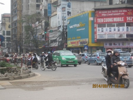 Biển báo cấm rẽ trái
tại ngã tư Thái Hà - Yên Lãng (vòng đỏ) đặt không khoa học.