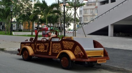 Ông Lê Nguyên Khang
và chiếc “BMW gỗ” của mình