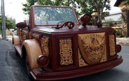 Phần đầu xe “hoành
tráng” với tên công ty trên biểu tượng đầu rồng, hai bên là họa tiết tứ linh