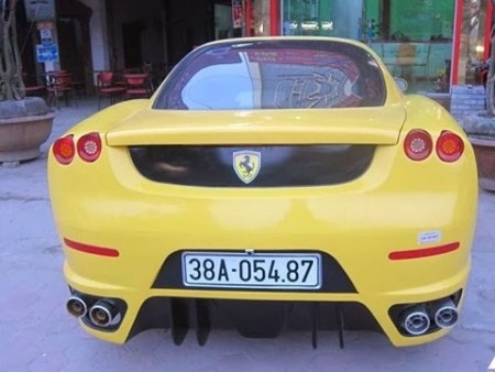 Phần đầu xe “hoành
tráng” với tên công ty trên biểu tượng đầu rồng, hai bên là họa tiết tứ linh