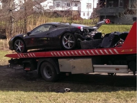 Tay lái 18 tuổi đâm hỏng siêu xe Ferrari 458 Italia