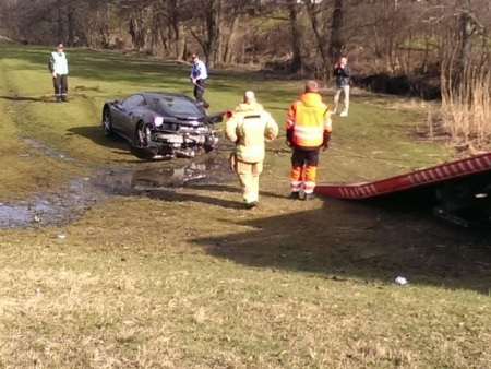 Tay lái 18 tuổi đâm hỏng siêu xe Ferrari 458 Italia