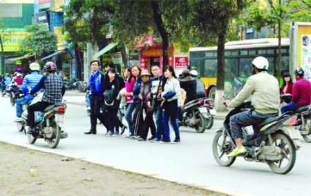 Người đi bộ vi phạm
luật giao thông trên đường Nguyễn Trãi (đoạn qua Royal City). Ảnh: Trình Vũ