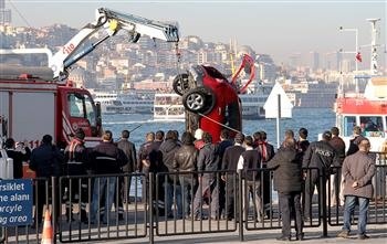 Ô tô cố qua phà đang rời bến, một bé gái thiệt mạng