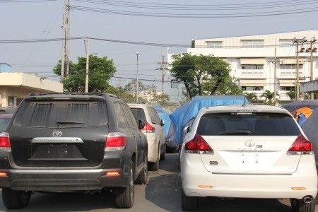 Xe ô tô NK tồn đọng tại
cảng VICT TP.HCM. Ảnh: T.Hòa.