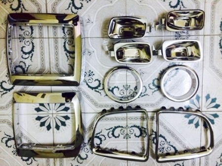 Các cụm đèn pha được độ lại và mạ vàng 24k.