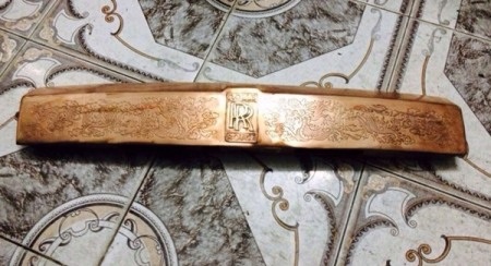 Các cụm đèn pha được độ lại và mạ vàng 24k.