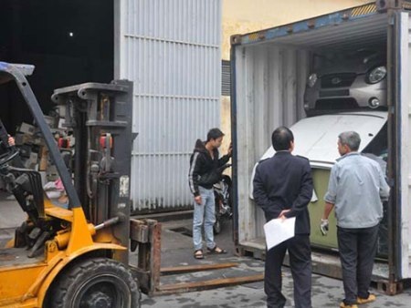 Lô hàng 12 chiếc ô tô đã qua sử
dụng được cắt cabin và tháo rời một số phụ tùng