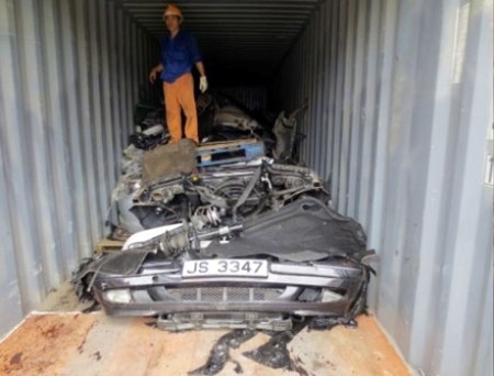 Những mánh nhập lậu ôtô không tưởng qua mặt hải quan - 2 Phần đầu và phần đuôi
chiếc BMW được cắt đôi, giấu sâu bên trong container