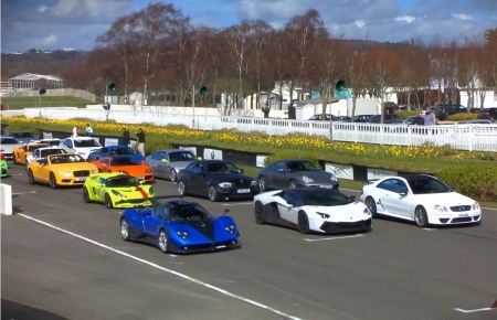 Dưới đây là video ghi lại cuộc diễu hành siêu xe nhân buổi lễ
gây quỹ từ thiện này: