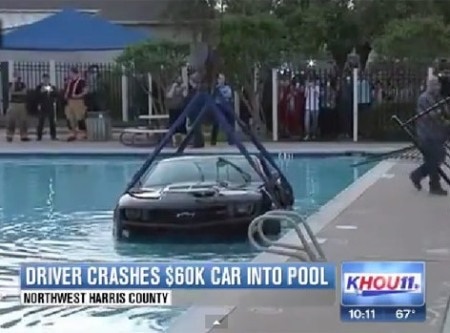 Ô tô xé rào lao xuống hồ bơi