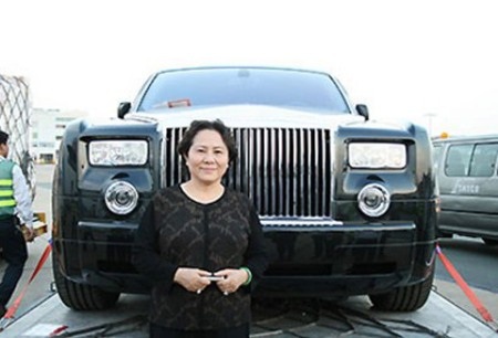 Bà Diệp cùng siêu xe
Rolls Royce tại sân bay Tân Sơn Nhất năm 2008