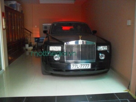 Chiếc Rolls Royce
Phantom 77L-7777 được dành hẳn một phòng riêng trong nhà bà Diệp