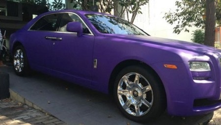 Chiếc Rolls-Royce
Ghost của Cường đôla với màu tím khá độc.