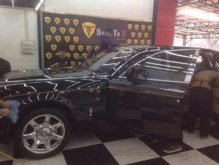Rolls-Royce Phantom rồng
của đại gia Hà Tĩnh xuất hiện trong một garage ở Lào.