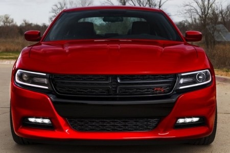 Cụm đèn hậu của xe Dodge Charger 2015 mang phong cách xe đua
Dart. Cánh gió sau ôm lấy nắp cốp.