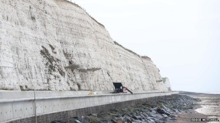 Ô tô rơi từ độ cao 24m, lái xe bình an vô sự