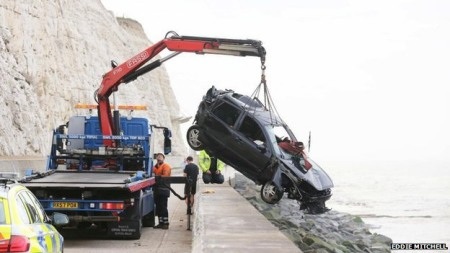 Ô tô rơi từ độ cao 24m, lái xe bình an vô sự