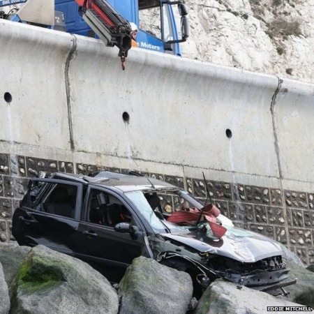 Ô tô rơi từ độ cao 24m, lái xe bình an vô sự