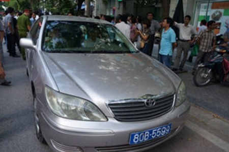 Hai xe thuộc hai đẳng cấp khác hẳn nhau nhưng dùng chung biển
siêu độc, ngũ quý 9.