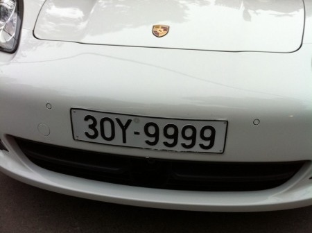 Biển số tứ quý này khi chụp cận lại được cư dân mạng cho là
đồ giả