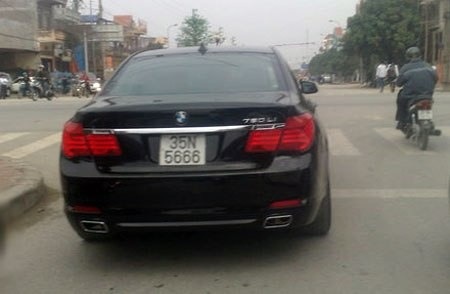 Chiếc BMW 750 Li chạy
trên đường vành đai