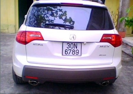 Chiếc xe Acura cũng
đeo biển 30N-6789.