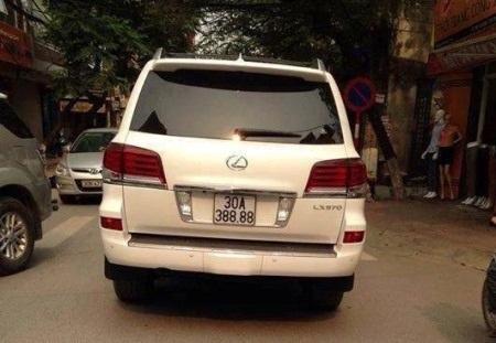 Xe Lexus mang biển
30A-388.88 đang lưu thông trên đường