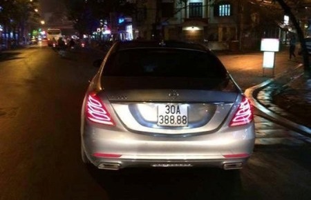 Xe Mercedes mang
chung biển số với xe Lexus phía trên.