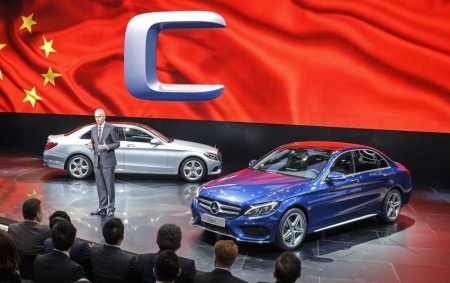 Tại thị trường Mỹ, xe C-Class tiêu chuẩn có 2 phiên bản động
cơ.