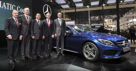 Tại thị trường Mỹ, xe C-Class tiêu chuẩn có 2 phiên bản động
cơ.