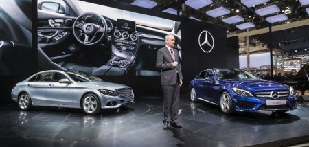 Tại thị trường Mỹ, xe C-Class tiêu chuẩn có 2 phiên bản động
cơ.