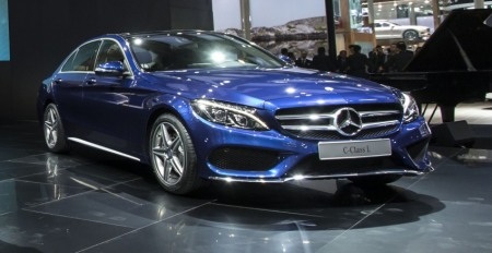 Tại thị trường Mỹ, xe C-Class tiêu chuẩn có 2 phiên bản động
cơ.