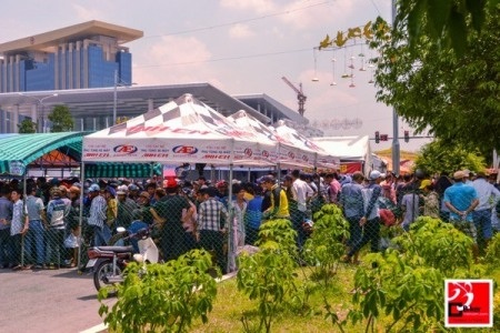 Khán giả dễ dàng tiếp
cận các lò đua để tận mắt chiêm ngưỡng các mẫu xe đua Drag.