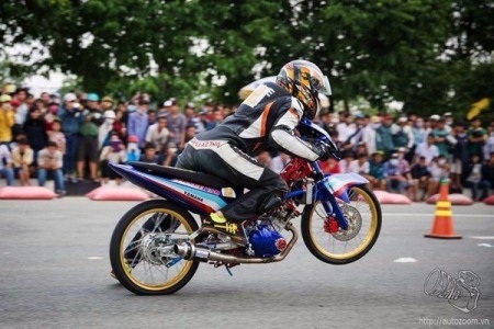 Vận động
viên Gabit người Malaysia vái lậy khán giả để xin đường biểu diễn
nhưng cũng bất lực.