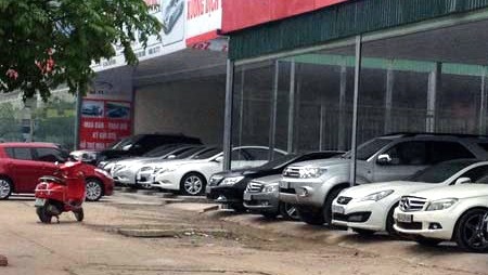 Xe cũ bày tràn ra cả vỉa
hè trên đường Phạm Hùng (Hà Nội)