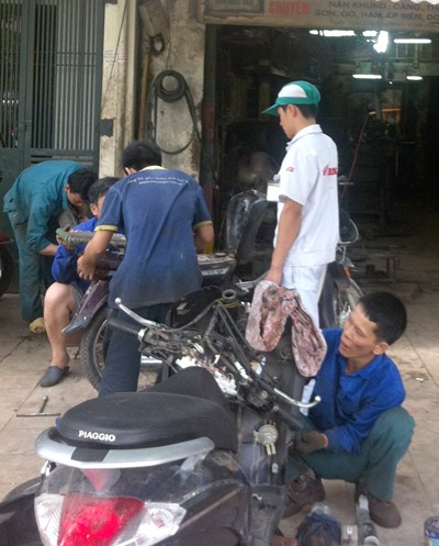 Hàng chục cửa hàng sửa chữa ôtô, xe
máy trên phố Trần Nhật Duật sẵn sàng cung cấp biển số giả