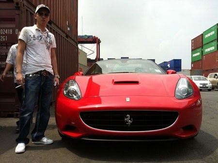Đỗ Bình Dương bên chiếc
Ferrari California màu đỏ