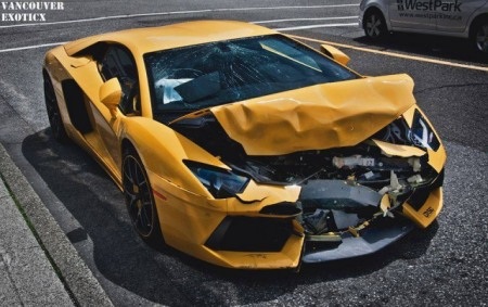 Aventador toác đầu sau va chạm với xe Chevrolet - 1