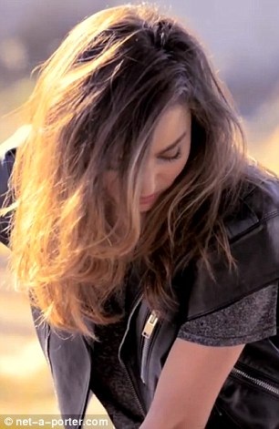 Siêu mẫu áo tắm Miranda Kerr khoe dáng bên mô-tô cổ - 7 Bộ ảnh được thực hiện để đăng tải trên trang The Edit