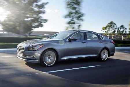 Hyundai Genesis 2015 có thể né máy bắn tốc độ