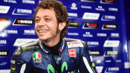 Valentino Rossi gia hạn hợp đồng với Yamaha - 1
