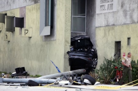 Nửa đuôi xe kẹt phía trước một nhà thờ