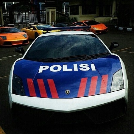 Ńảnh sát Indonesia được trang bị xe Lamborghini