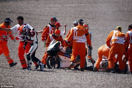 Dưới đây là video
ghi lại màn ẩu đả của hai tay ȑua Moto3: