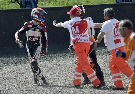 Dưới đây là video
ghi lại màn ẩu đả của hai tay đua Moto3: