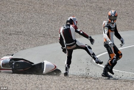 Dưới đây là video
ghi lại màn ẩu đả của hai tay đua Moto3: